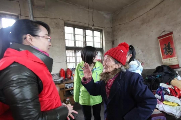 东平信息港开展“寒冬送温暖，爱心助学子”活动