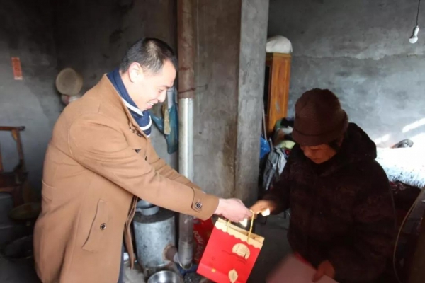 东平信息港开展“冬日送温暖 浓浓敬老情”主题党日活动