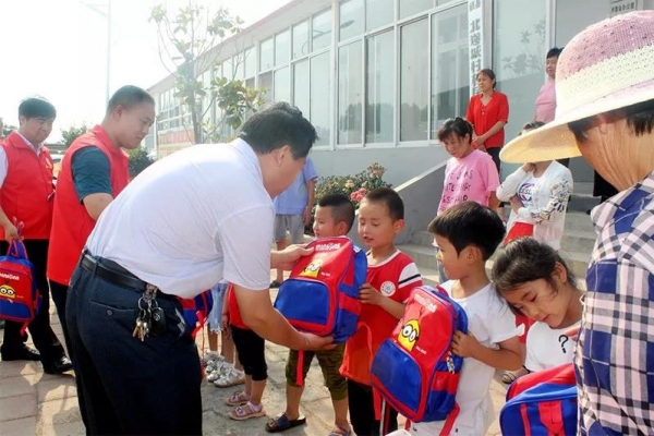端午传真情 信息港志愿者关爱农村儿童公益行