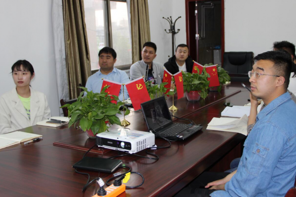 传承红色基因 重温峥嵘岁月——东平信息港公益协会组织观看党史教育纪录电影《红旗漫卷西风》