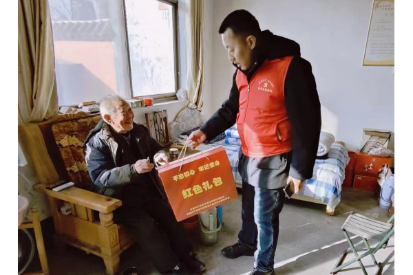 爱心送温暖 笑意满山乡——东平县“红色礼包”特困老人关爱活动走进梯门镇 ...