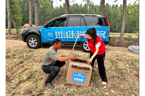 助力抗旱——东平信息港公益协会捐赠汽油机水泵