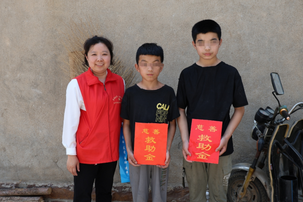 东平县“筑梦童行”困难儿童慈善救助活动走进新湖镇