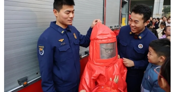 “童行消防队 感受火焰蓝” 小学士走进东平县消防救援大队