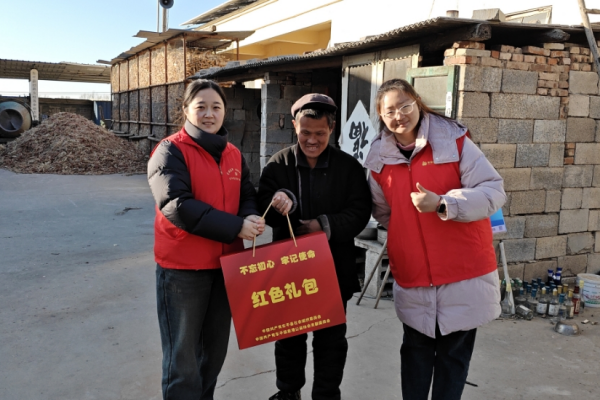 东平信息港公益协会开展“红色礼包”关爱特困老人活动