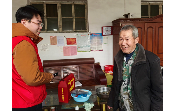 岁暮慰老，情暖寒冬——东平信息港公益协会开展“红色礼包”特困老人关爱活动 ...