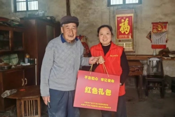 春风送暖 关爱相伴——东平信息港公益协会开展“红色礼包”关爱特困老人活动 ...
