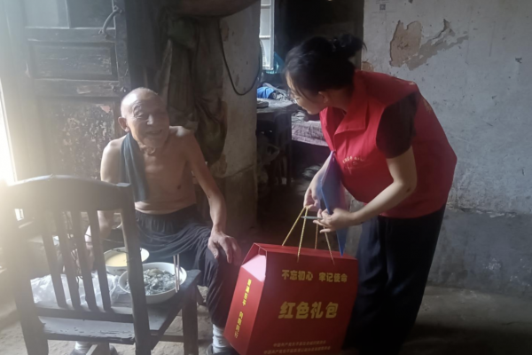 “红色礼包”关爱特困老人活动走进大羊镇