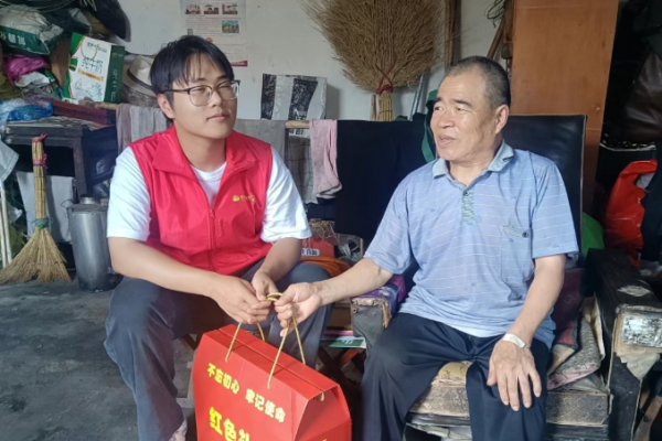 夏日“红色礼包”情暖分散供养特困老人