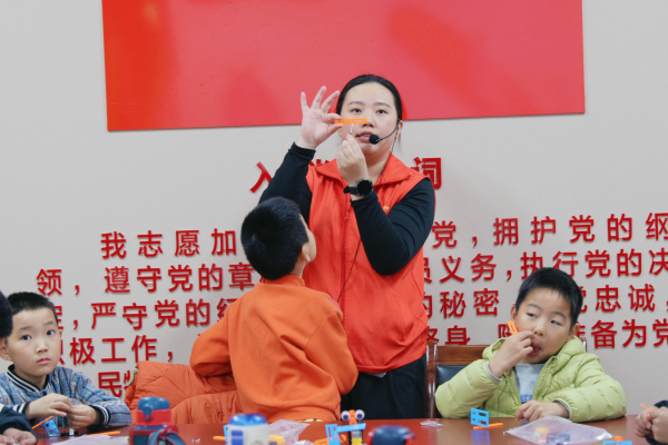 小小工程师，创意大比拼！东平小学士DIY送餐机器人活动